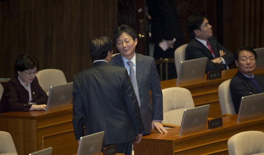 새누리당 탈당 시기를 놓고 고심하고 있는 유승민 의원이 20일 서울 여의도 국회에서 열린 대정부질문에 참석해 한 의원과 이야기를 나누고 있다.  유동일기자 eddieyou@
